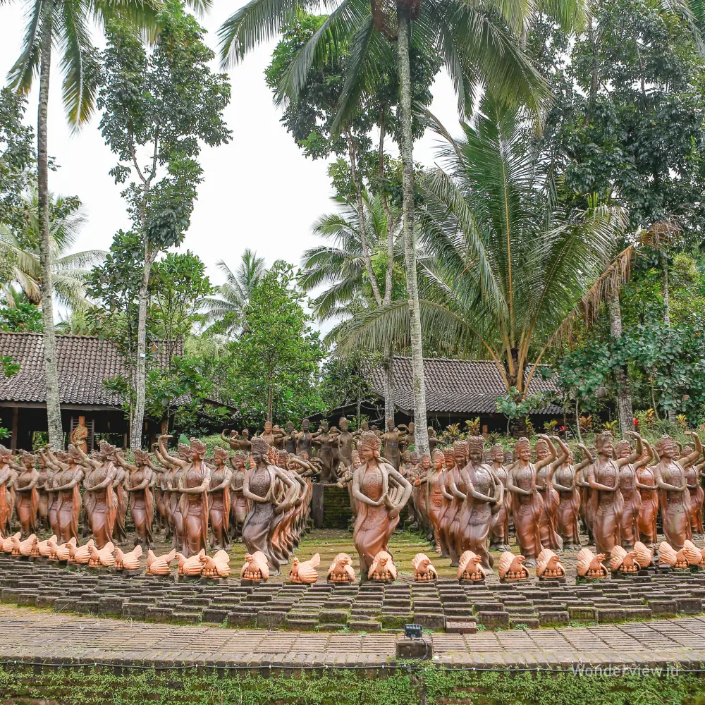 Deretan patung penari Gandrung di Taman Gandrung Terakota Banyuwangi dengan latar pepohonan hijau.